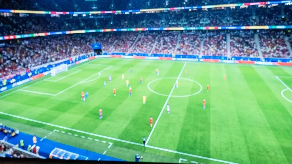 Stade de football plein un soir de match, à suivre avec un abonnement IPTV à Marseille